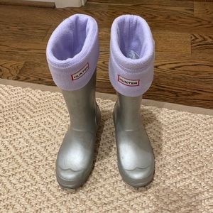 Girls Hunter boots metallic silver with purple fleece boot socks